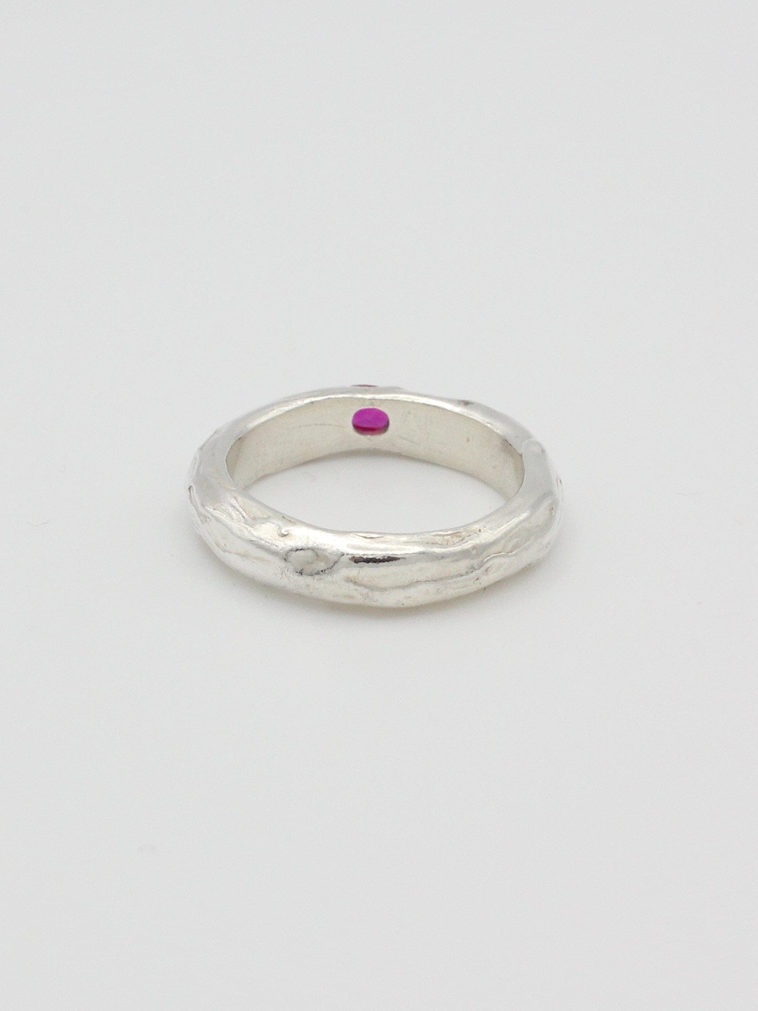 mono-flow-band-ring-KEYES-sterling-silver-band-ring-stacking-gemstone-single-stone-sapphire-blue-red-ruby-cool-timeless-gift-GOLDEN-Shopgolden.co-Curated-DemiFine-Jewellery-Brands