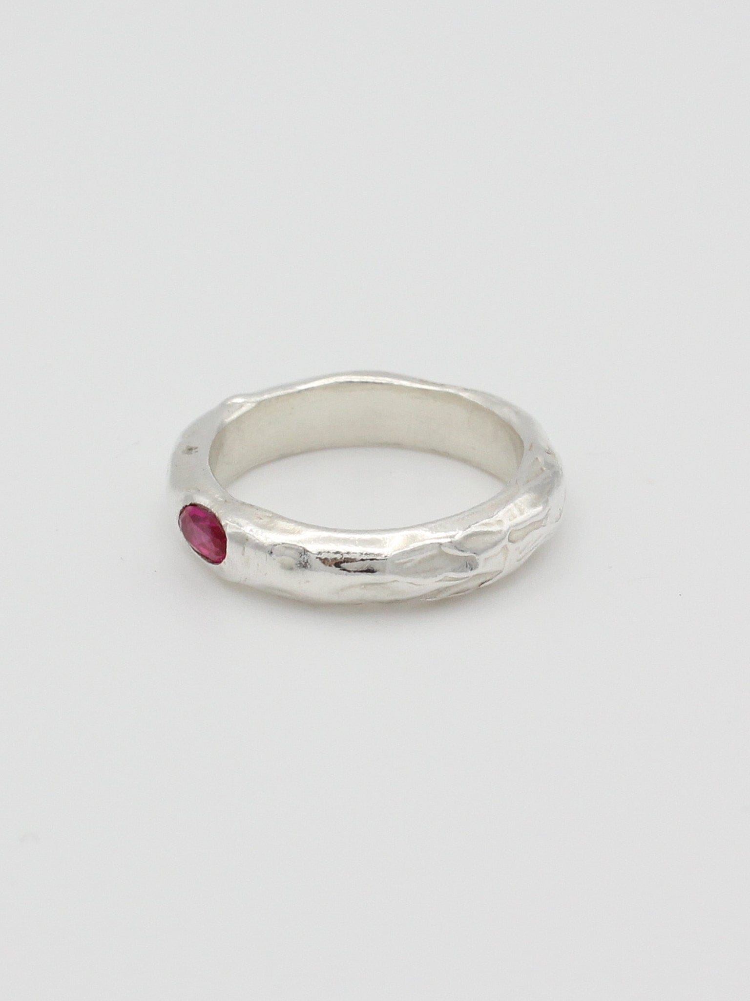 mono-flow-band-ring-KEYES-sterling-silver-band-ring-stacking-gemstone-single-stone-sapphire-blue-red-ruby-cool-timeless-gift-GOLDEN-Shopgolden.co-Curated-DemiFine-Jewellery-Brands