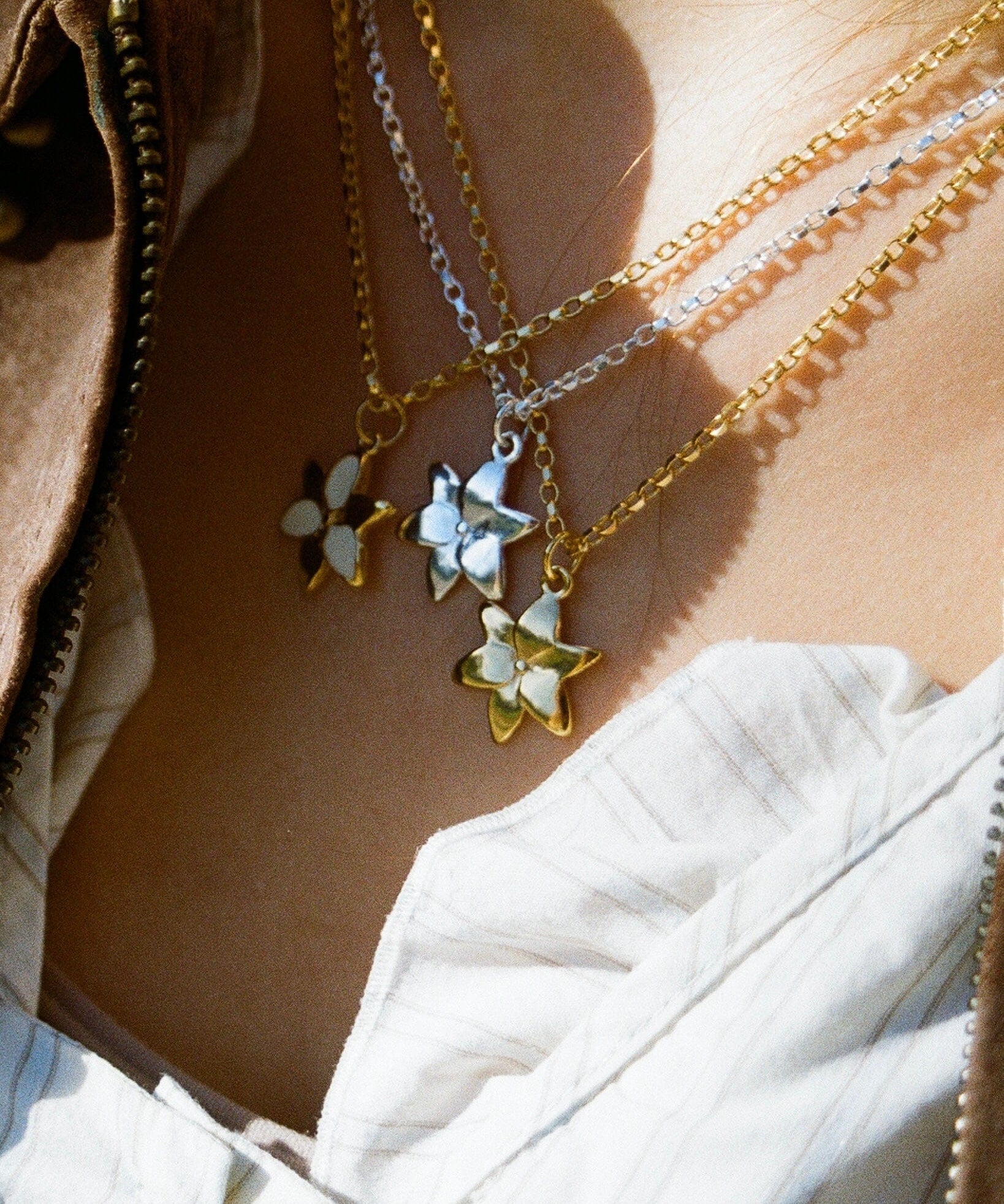 Squeeze-Jewellery-London-Tiny-Ghost-Chunky-Chain-Flower-Pendant-Lily-Necklace-GOld-Silver-Vanilla-Cream-Statement-Cool-Cute-Jewellery