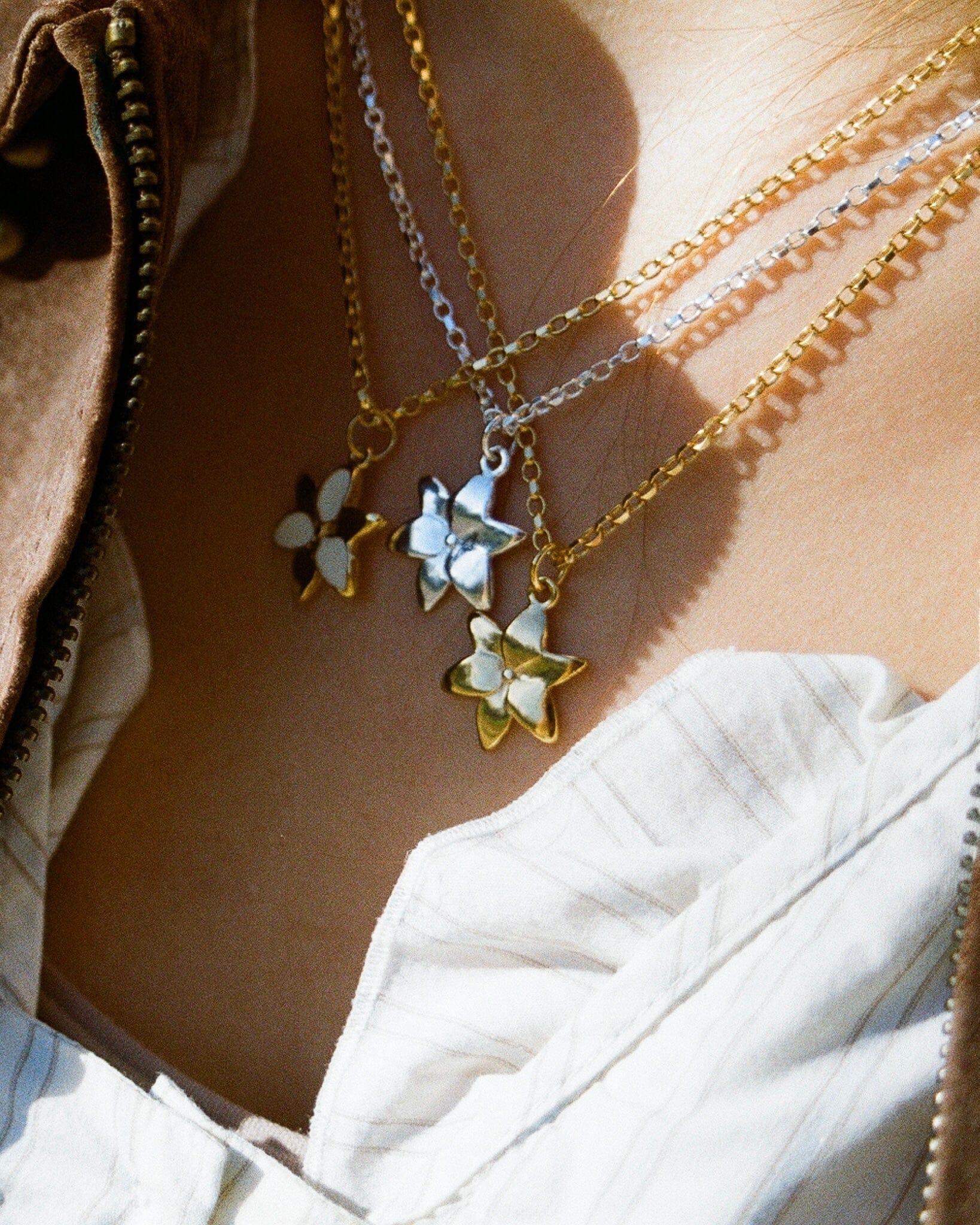 Squeeze-Jewellery-London-Tiny-Ghost-Chunky-Chain-Flower-Pendant-Lily-Necklace-GOld-Silver-Vanilla-Cream-Statement-Cool-Cute-Jewellery