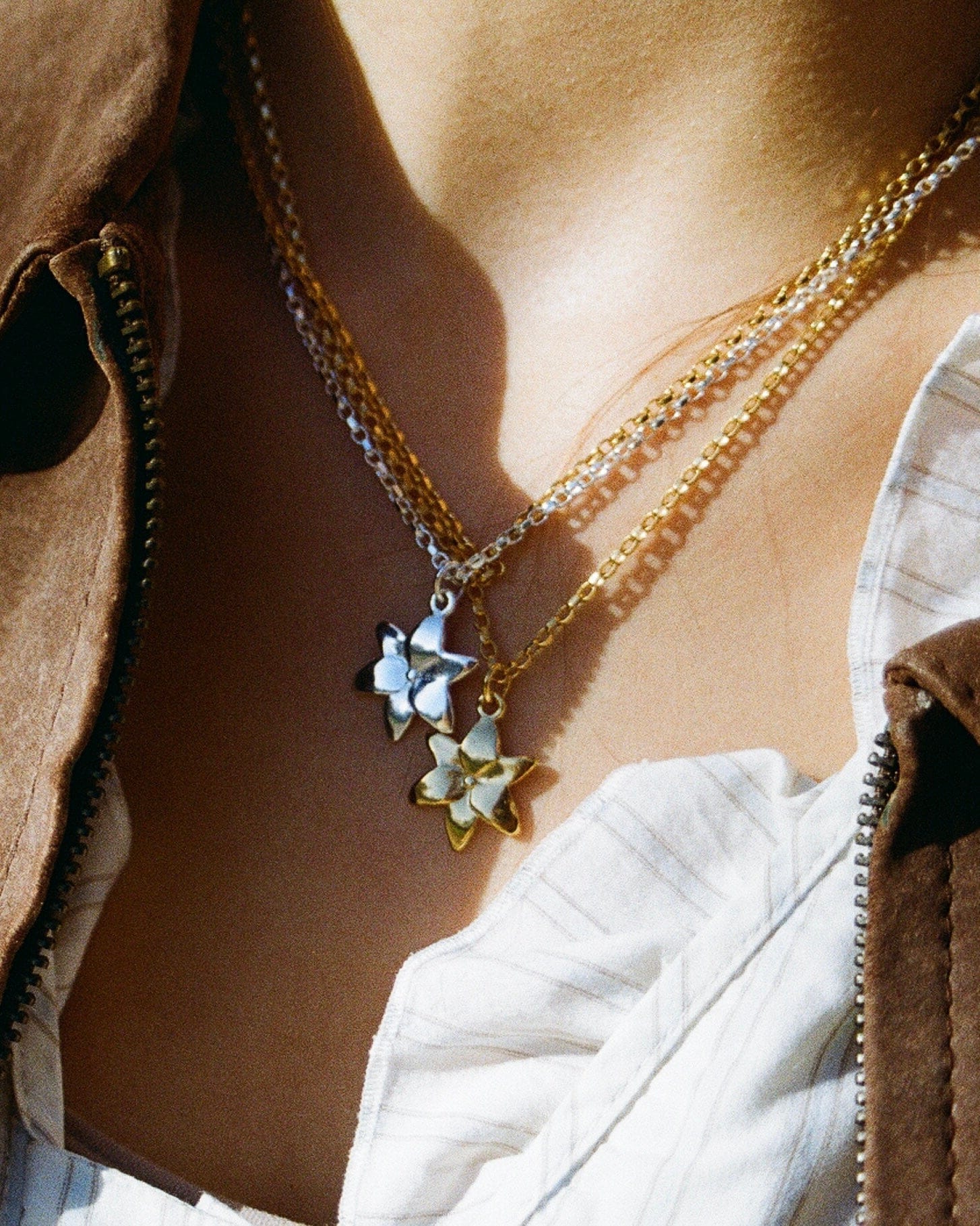 Squeeze-Jewellery-London-Tiny-Ghost-Chunky-Chain-Flower-Pendant-Lily-Necklace-GOld-Silver-Vanilla-Cream-Statement-Cool-Cute-Jewellery