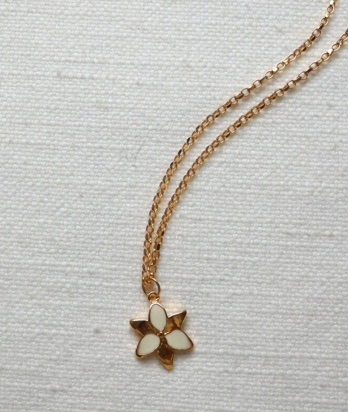 Squeeze-Jewellery-London-Tiny-Ghost-Chunky-Chain-Flower-Pendant-Lily-Necklace-GOld-Silver-Vanilla-Cream-Statement-Cool-Cute-Jewellery