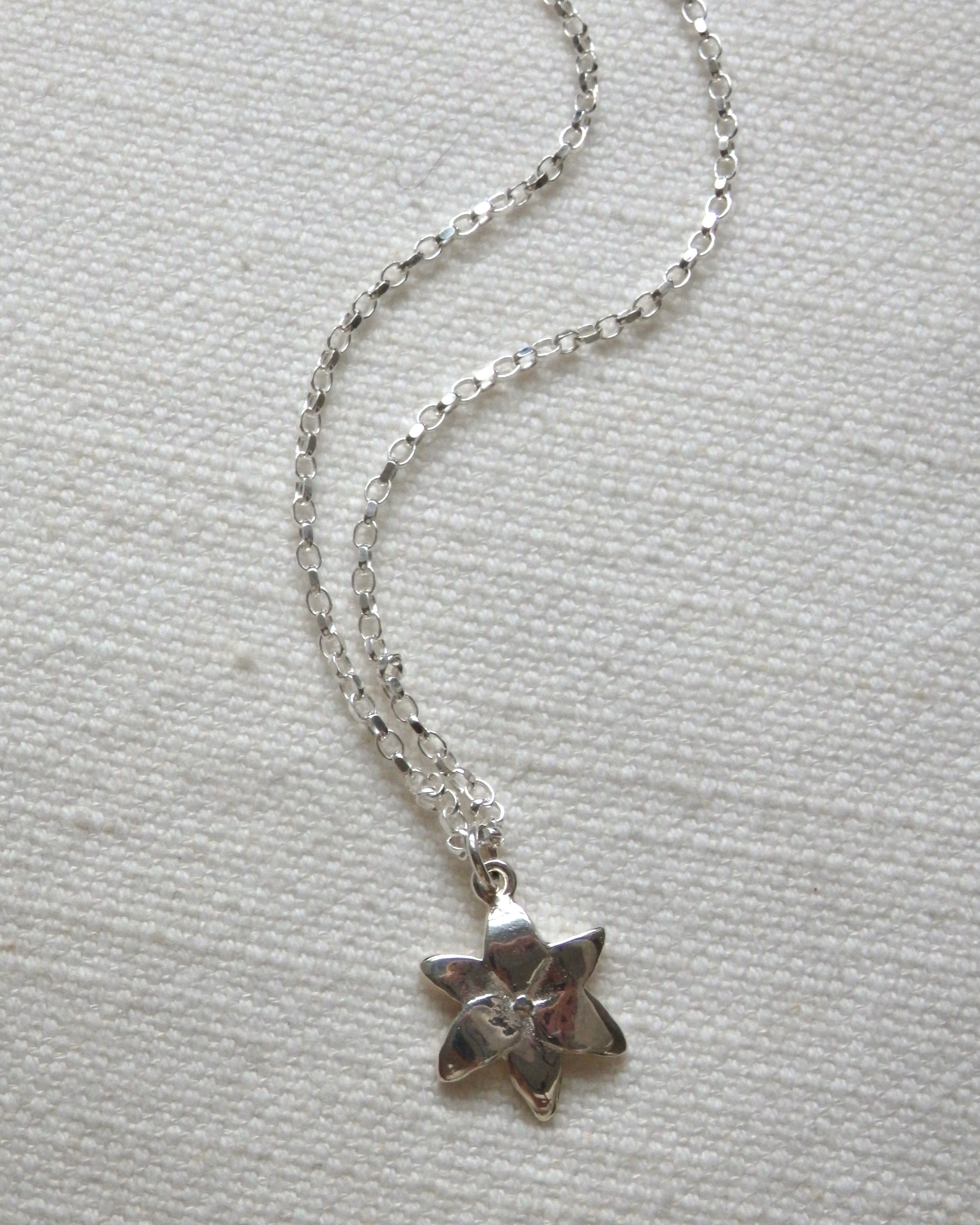 Squeeze-Jewellery-London-Tiny-Ghost-Chunky-Chain-Flower-Pendant-Lily-Necklace-GOld-Silver-Vanilla-Cream-Statement-Cool-Cute-Jewellery