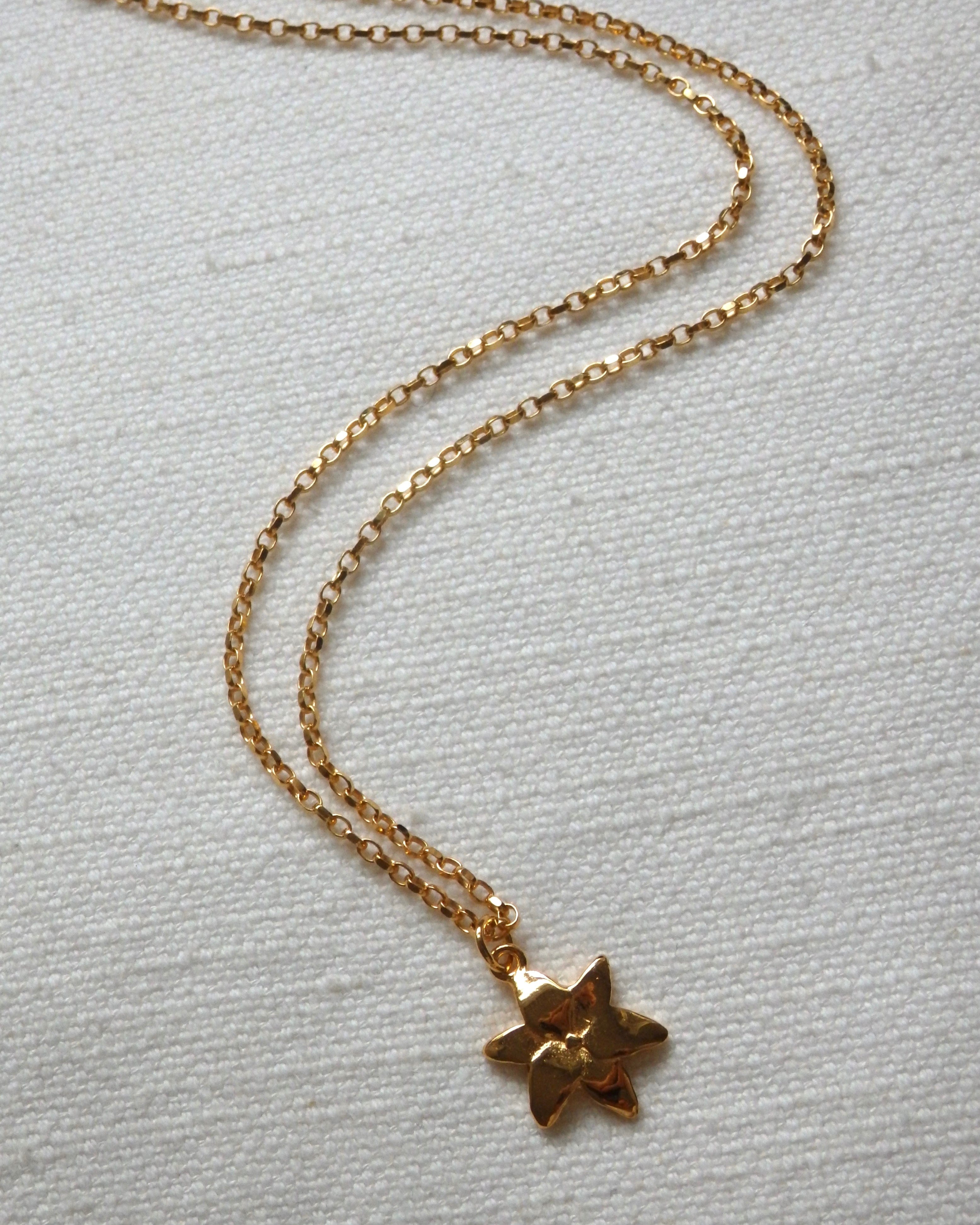 Squeeze-Jewellery-London-Tiny-Ghost-Chunky-Chain-Flower-Pendant-Lily-Necklace-GOld-Silver-Vanilla-Cream-Statement-Cool-Cute-Jewellery