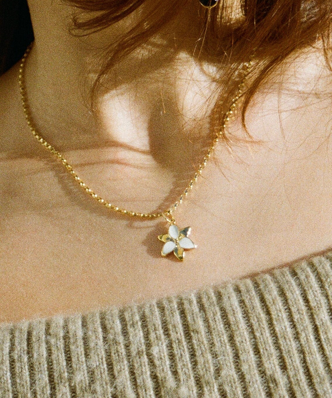 Squeeze-Jewellery-London-Tiny-Ghost-Chunky-Chain-Flower-Pendant-Lily-Necklace-GOld-Silver-Vanilla-Cream-Statement-Cool-Cute-Jewellery