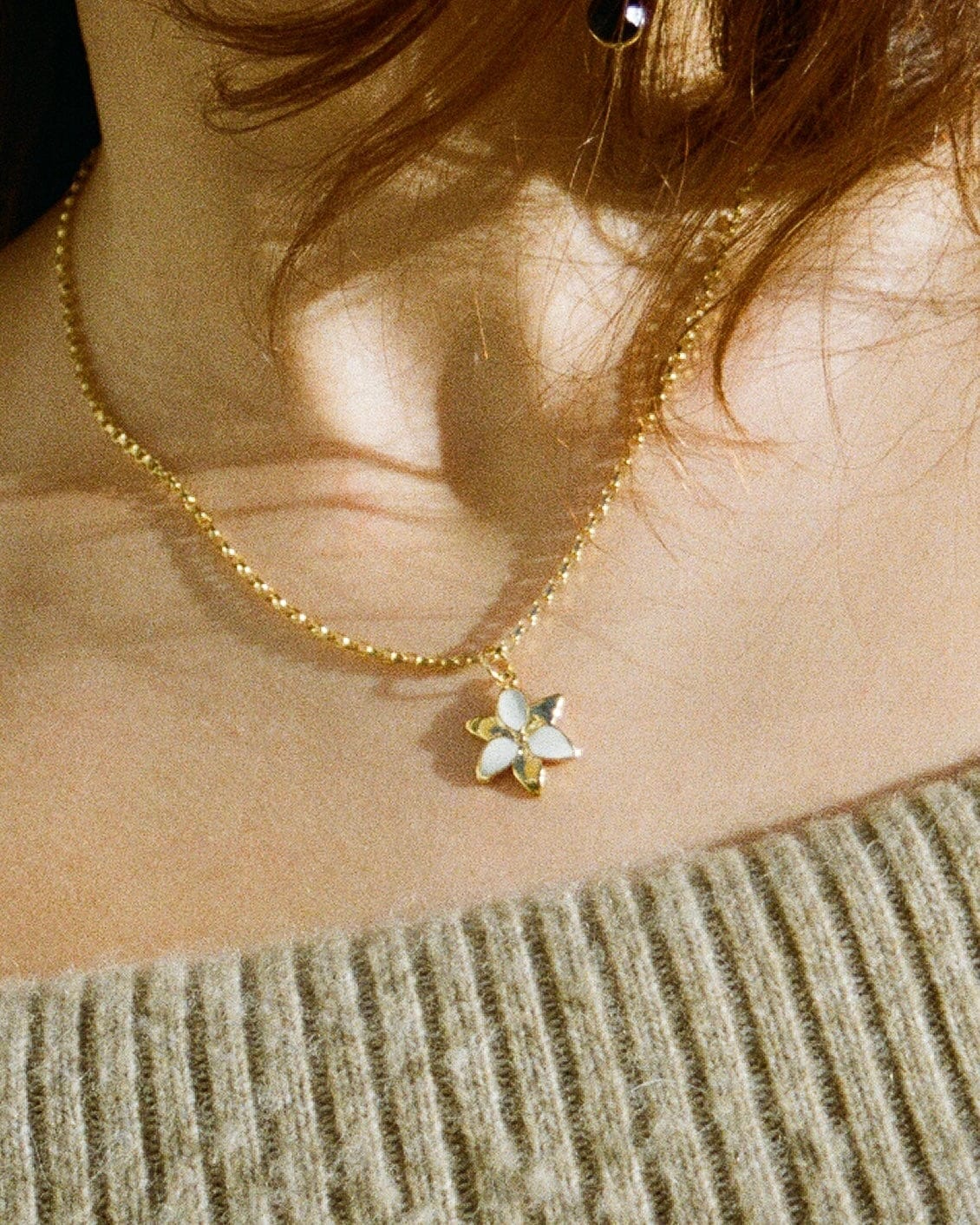 Squeeze-Jewellery-London-Tiny-Ghost-Chunky-Chain-Flower-Pendant-Lily-Necklace-GOld-Silver-Vanilla-Cream-Statement-Cool-Cute-Jewellery